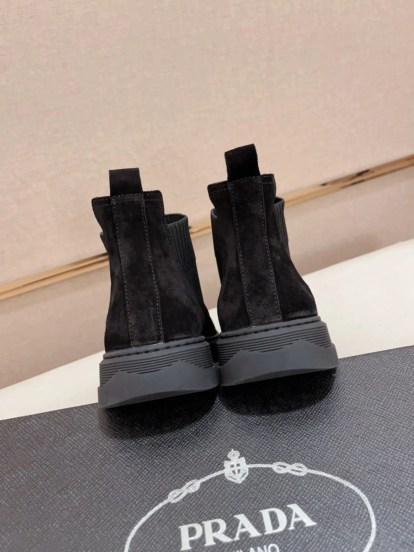 Factory price 480💰 (sheepskin lining * velvet lining optional! Can be made without label) High-quality new PRADA (Prada) counters are launched simultaneously, new men's shoes, 😘fabric is made of high-tech glue-spraying technology. Lining: sheepskin lining* velvet lining. 👍🏿 High-end ☄️ air-cushion molded anti-slip rubber outsole, exquisite lines, simple and elegant, comfortable and high-end for leisure travel. Code number: 38 to 44 (45 can be customized and cannot be returned or exchanged)